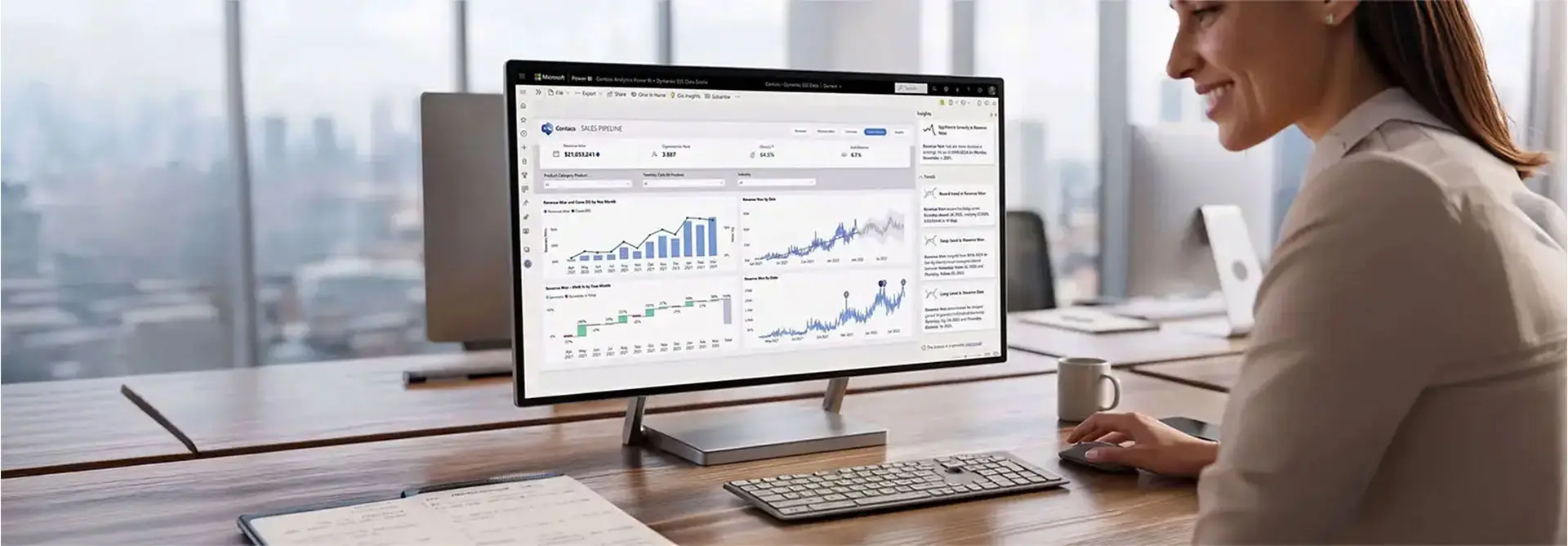 Femme utilisant Power BI sur son ordinateur